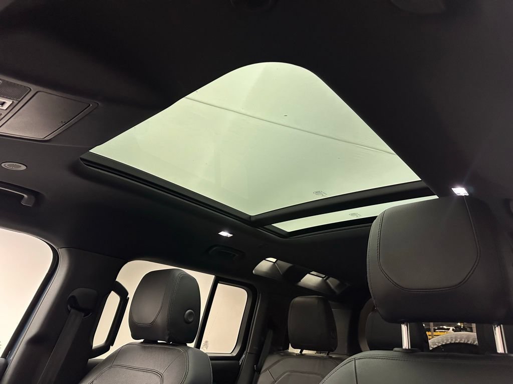 Used 2022 Tasman Blue Metallic Land Rover S image 8