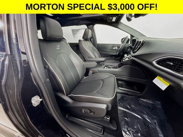 New 2027 Diamond Black Crystal Pearl-Coat Exterior Paint Chrysler Limited image 30