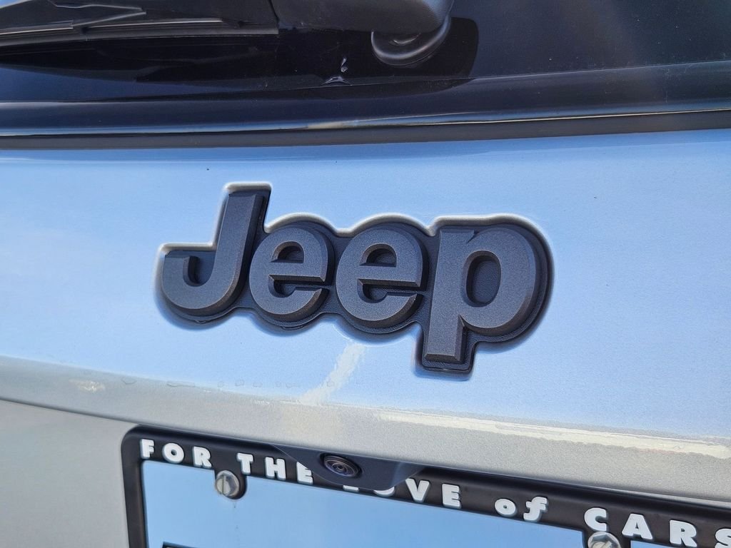 New 2026 Silver Zynith Metallic Clearcoat Jeep Latitude image 30