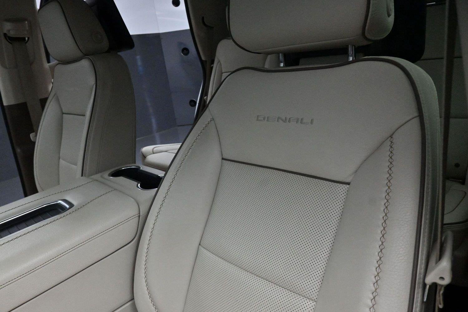 Used 2021 WHITE FROST TRICOAT GMC Denali image 18