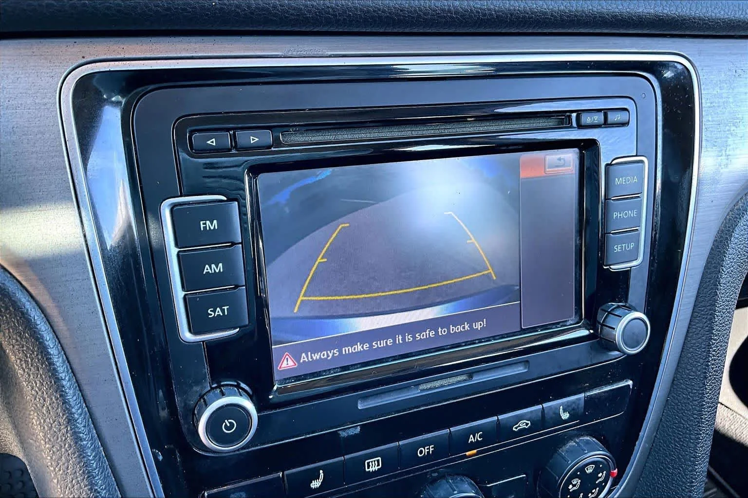 Used 2014 Platinum Gray Metallic Volkswagen SE image 22