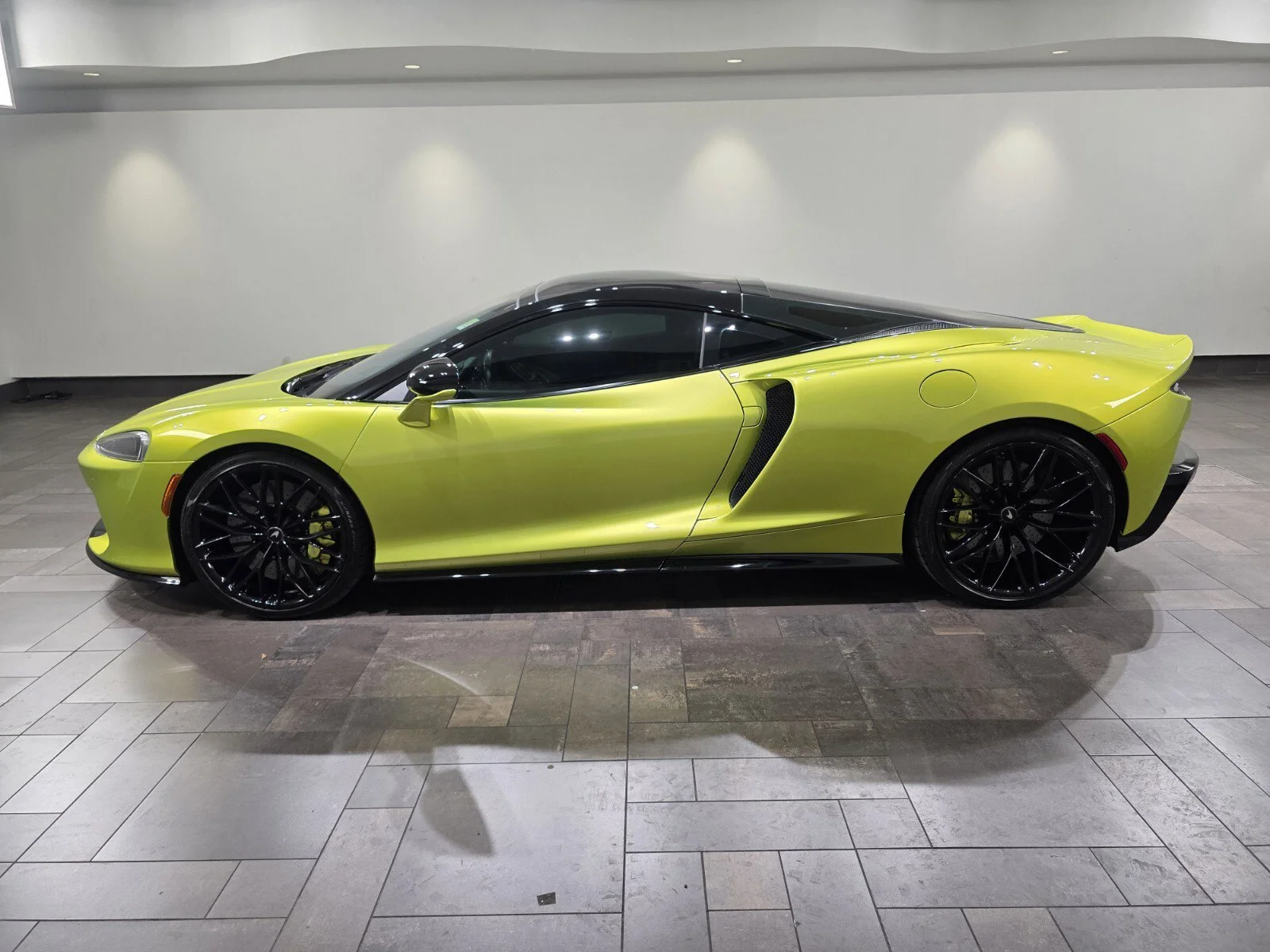 Used 2022 Flux Green McLaren  image 3