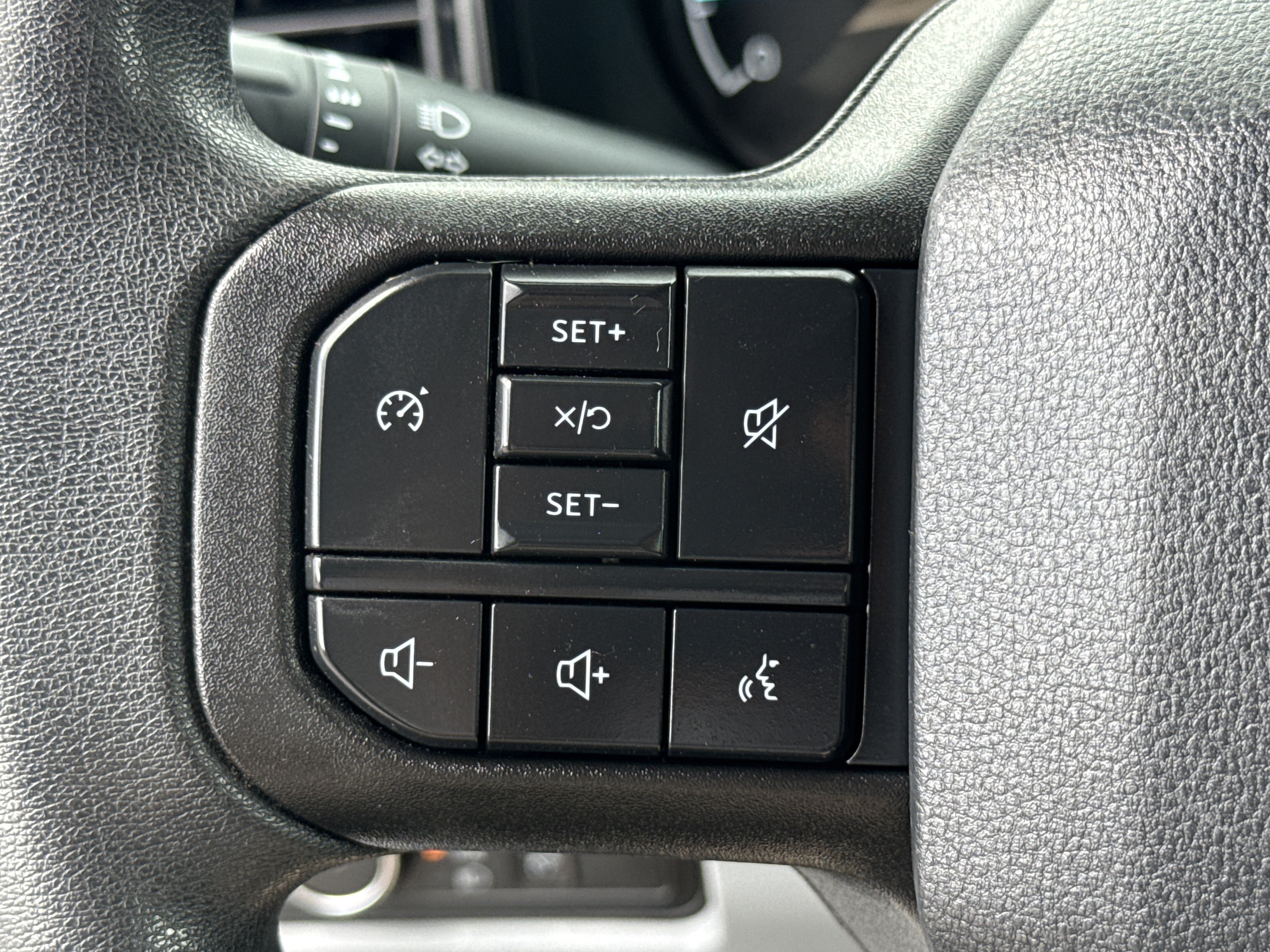 Used 2025 Oxford White Ford XLT image 40
