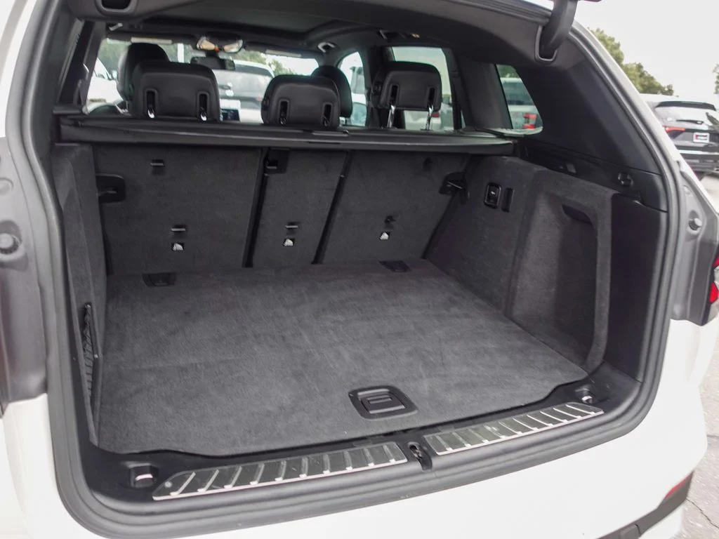 Used 2023 White Metallic BMW sDrive30i image 27