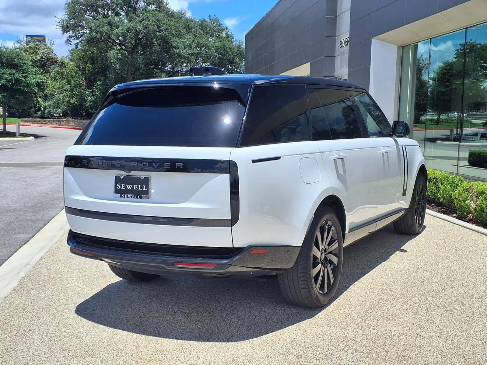 Used 2025 Fuji White Land Rover SE image 6