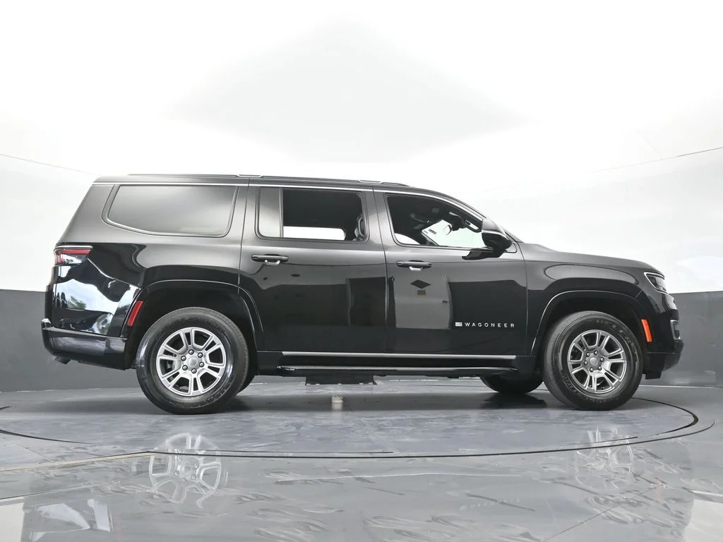 Used 2023 Diamond Black Crystal Pearlcoat Jeep Base image 68