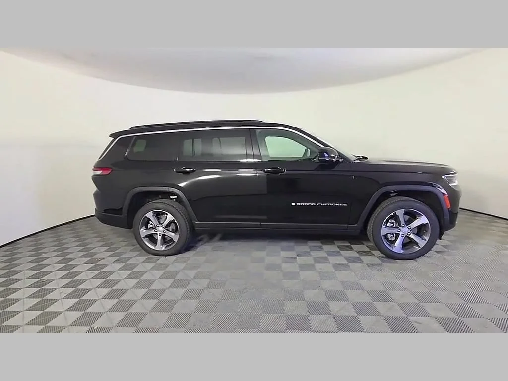 New 2026 Diamond Black Crystal Pearl-Coat Exterior Paint Jeep Limited image 23