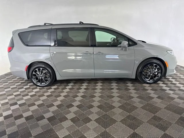 Used 2021 White Chrysler Touring image 4