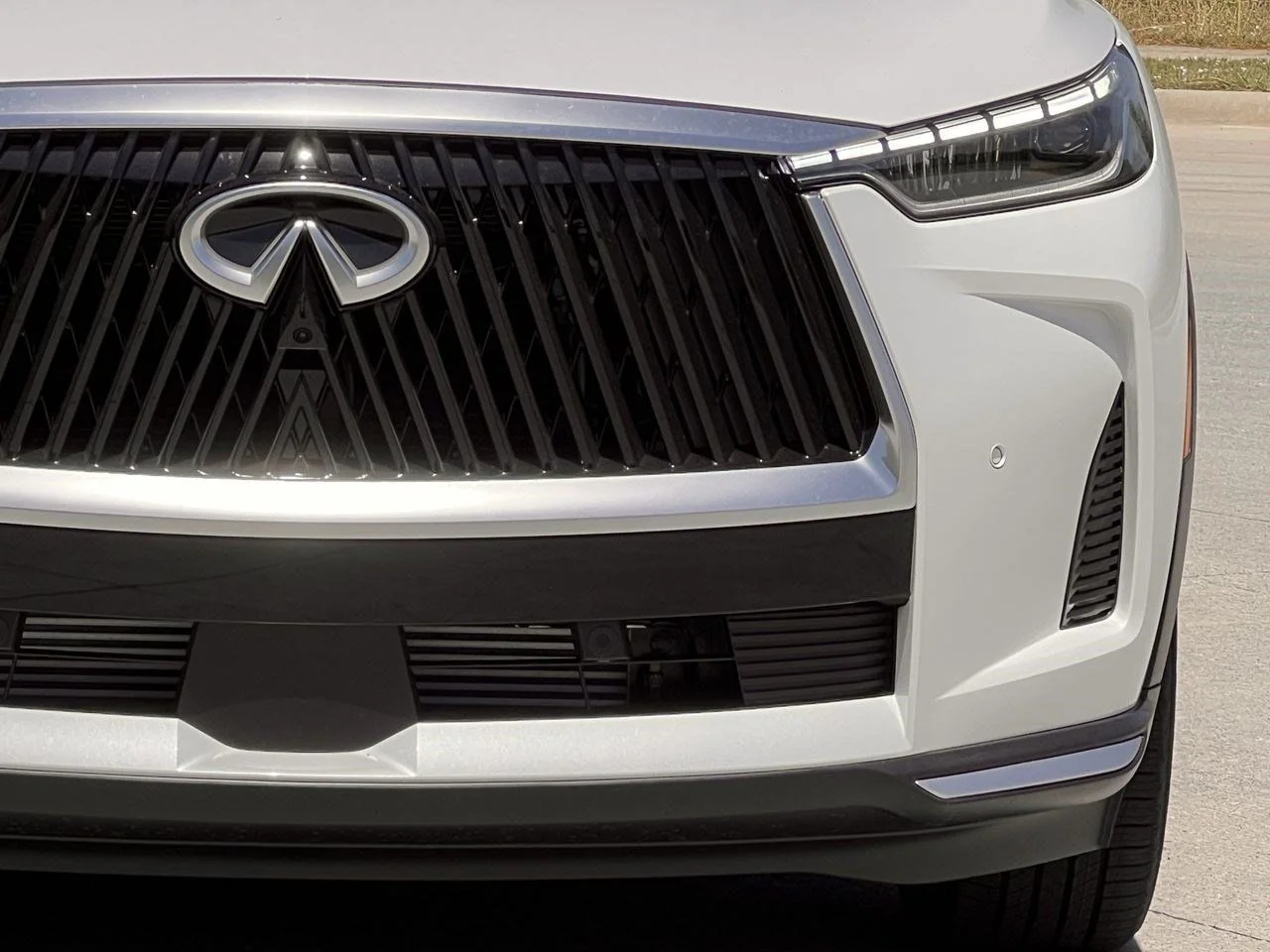 New 2027 RADIANT WHITE INFINITI Luxe FWD image 8