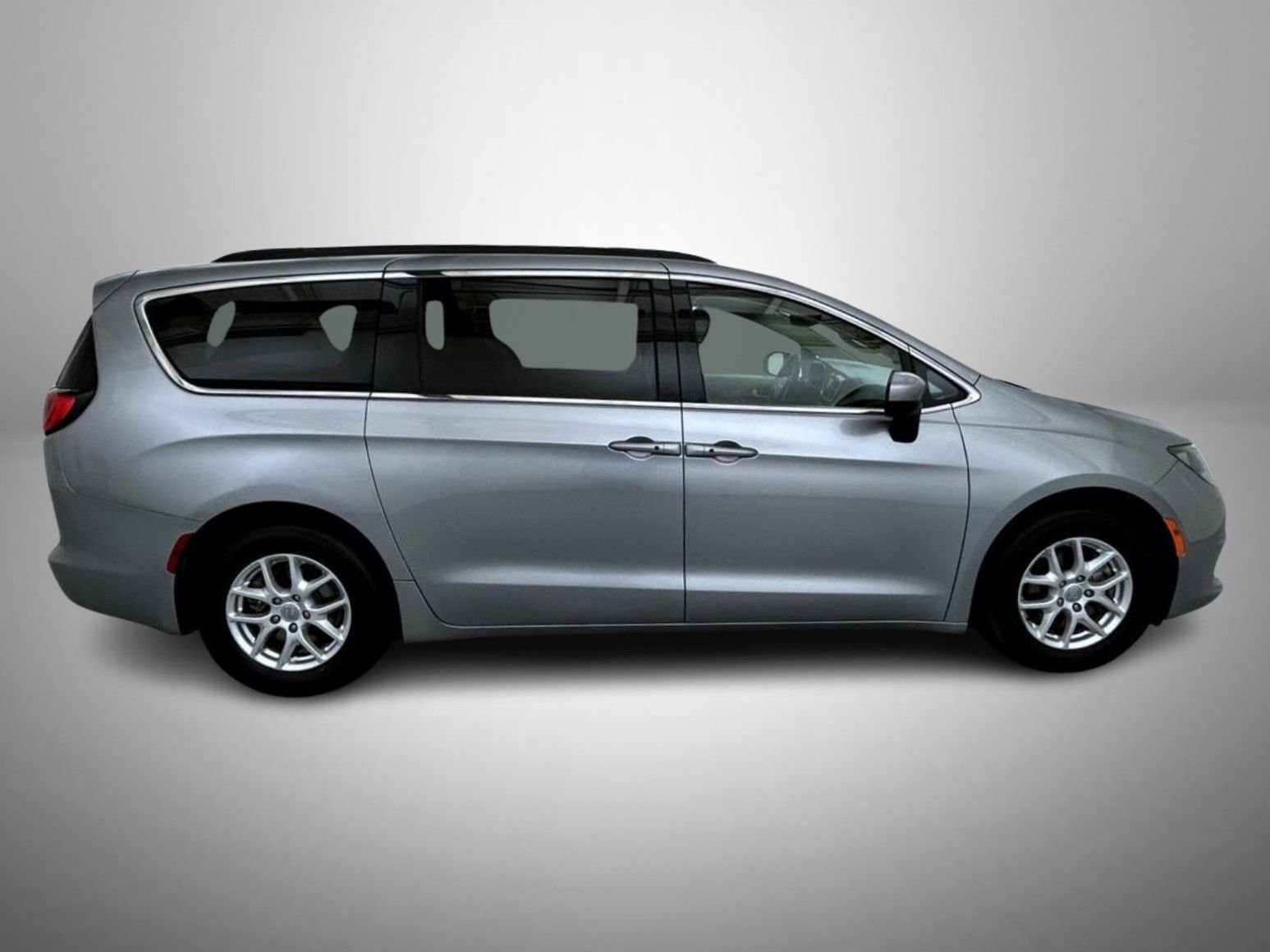 Used 2020 Silver Chrysler LXI image 4
