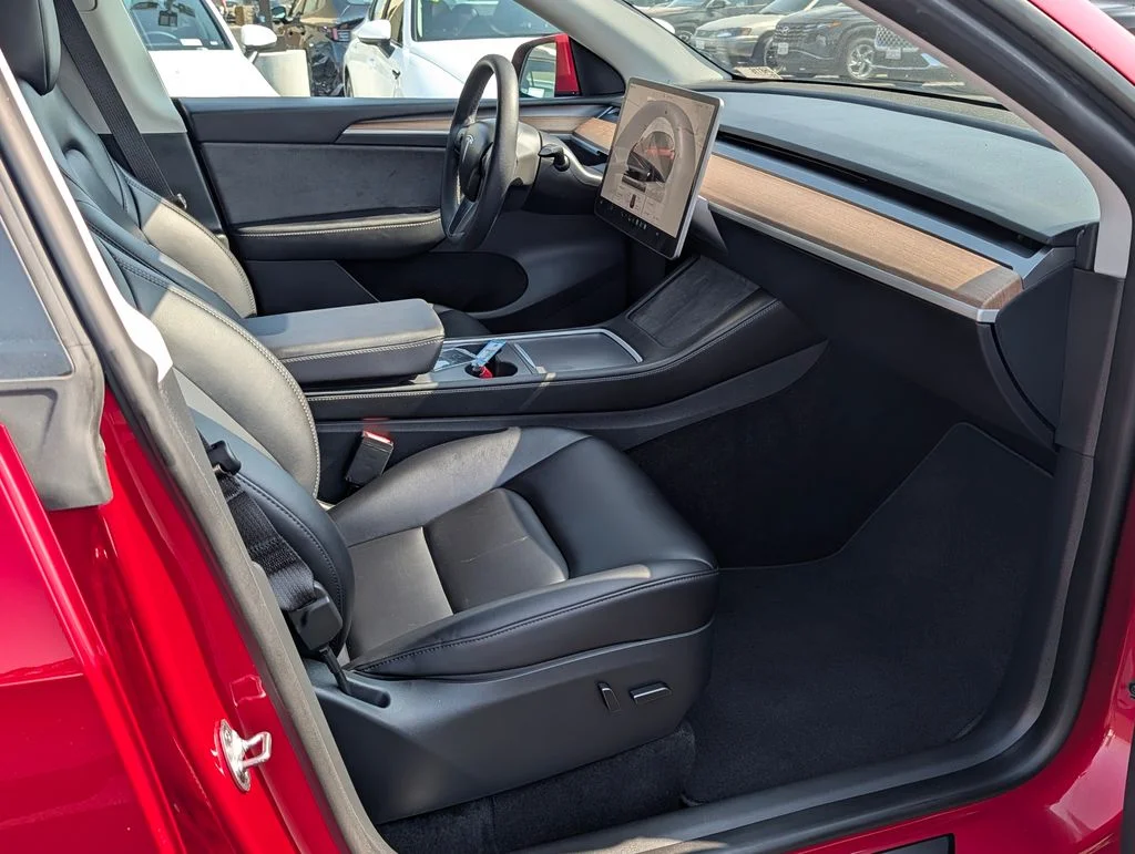 Used 2023  Tesla Performance image 9