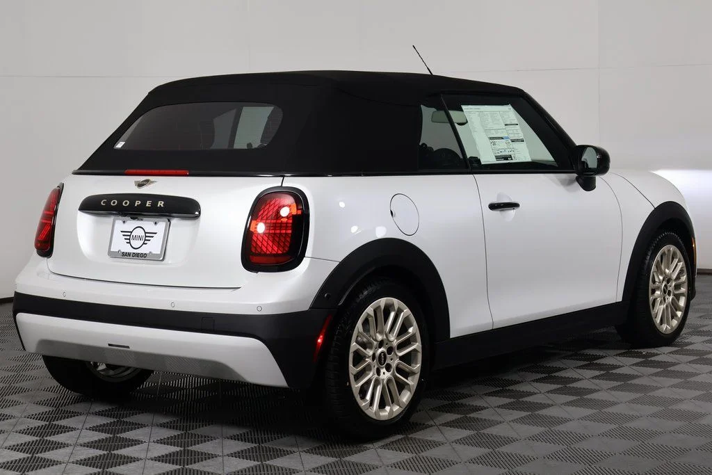 New 2026 White Metallic MINI Signature Plus image 2