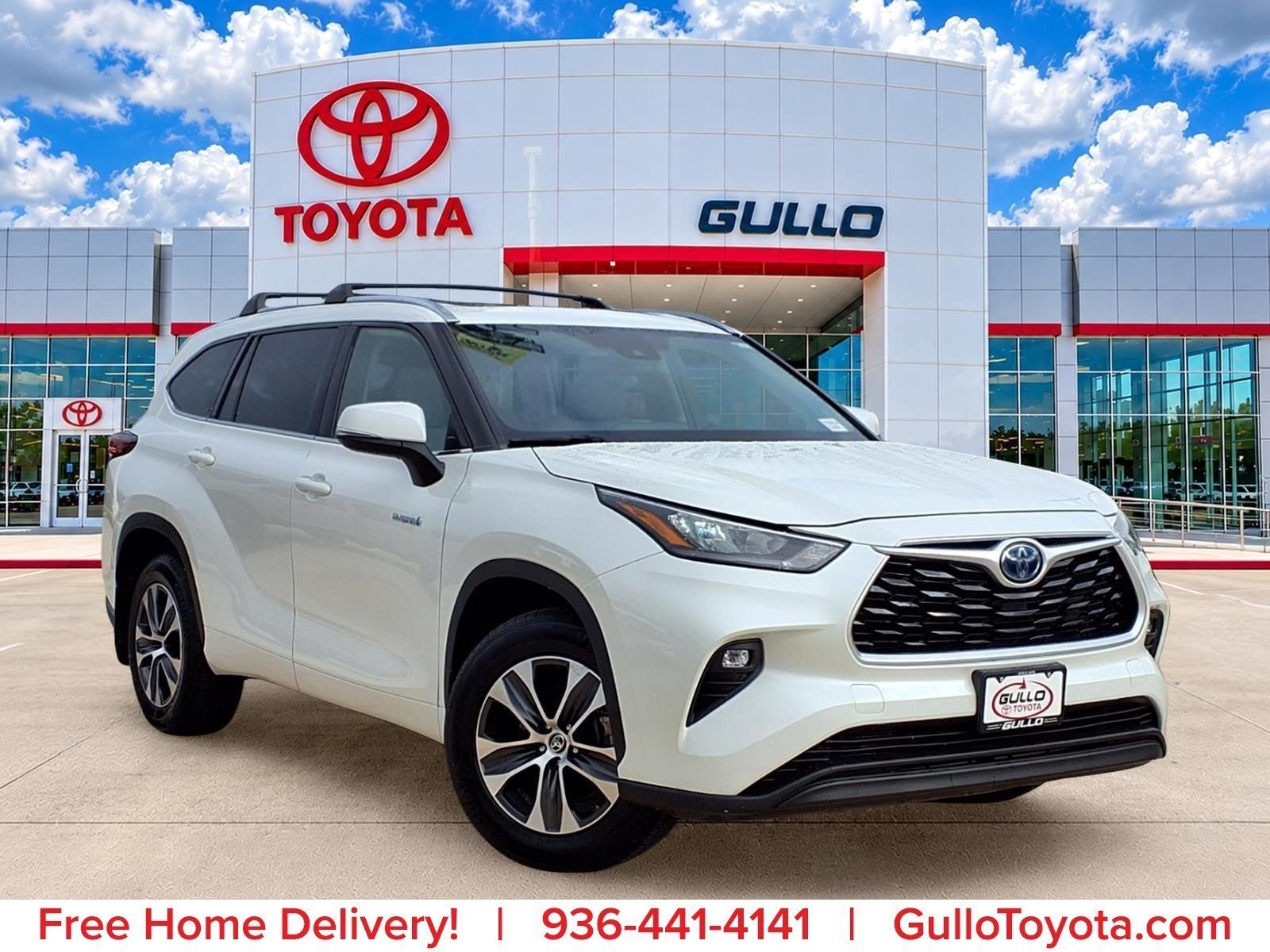 Certified Used 2020 Blizzard Pearl Toyota XLE image 1