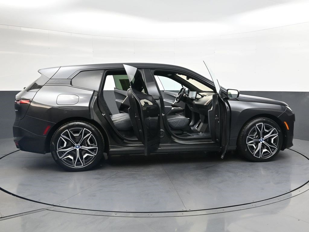 Used 2022 Gray BMW xDrive50 image 32