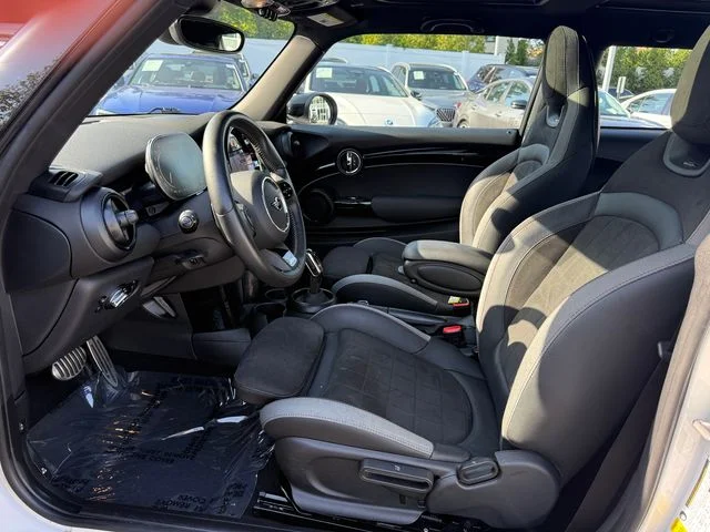 Used 2024 White MINI  image 17