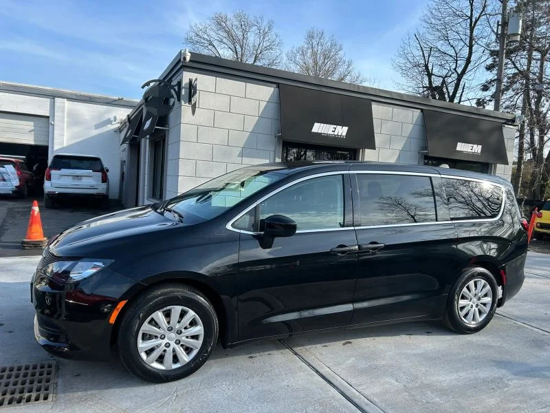 Used 2021 Black Chrysler L Minivan 4D image 6