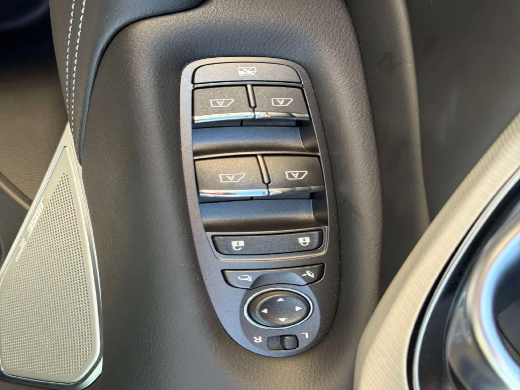 Used 2023 White INFINITI LUXE image 19