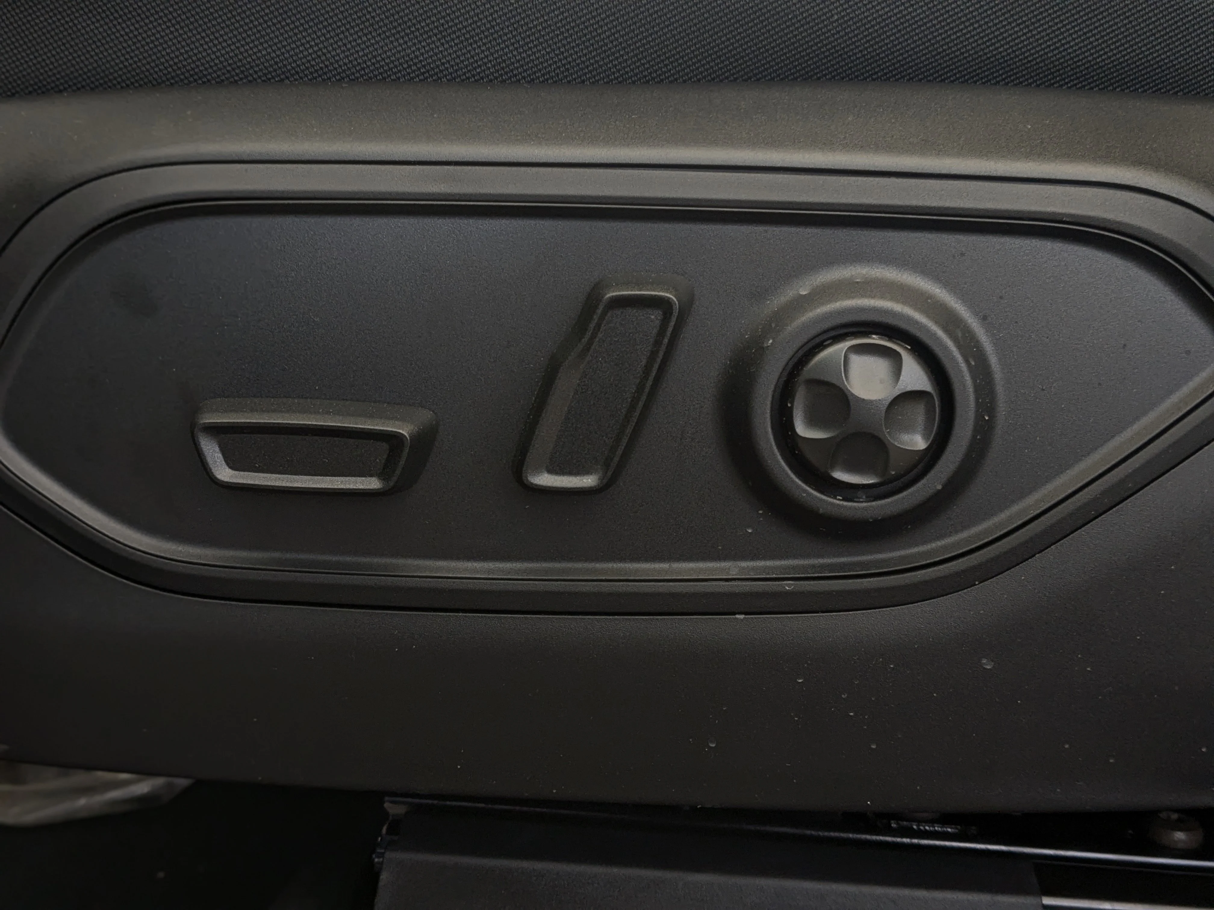 New 2026 Black Jeep Laredo - - Classic Theme - Heated Seats - Heated Steering - Remote Start & tons more! image 13