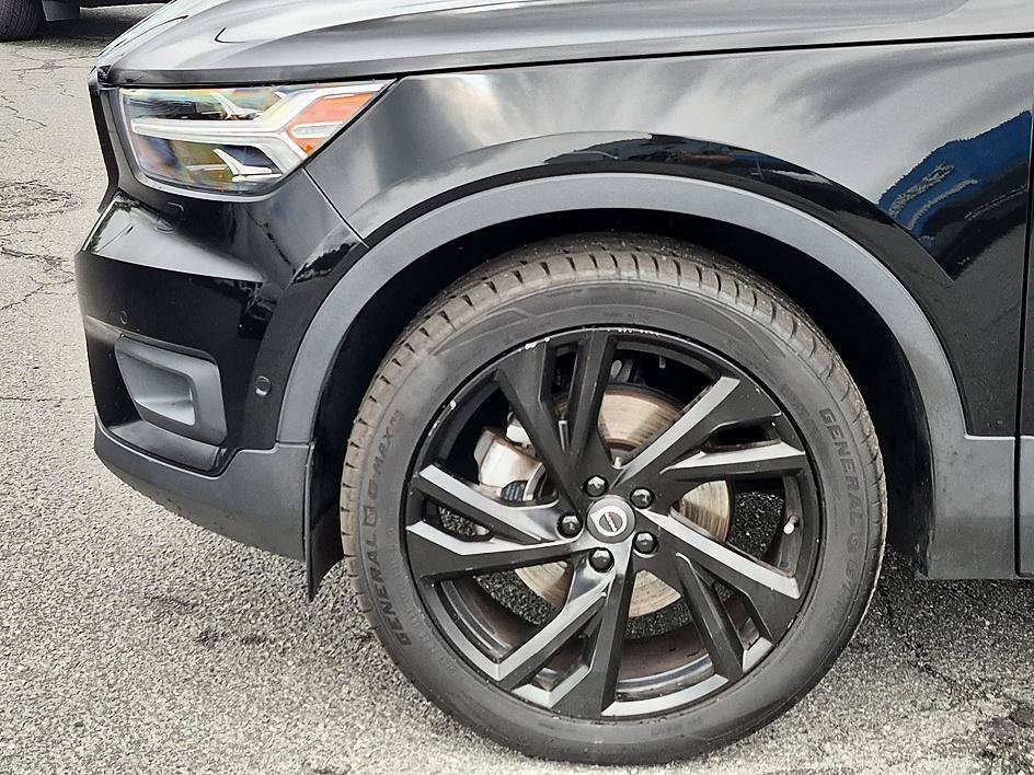 Used 2019  Volvo R-Design image 10