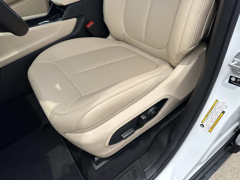 New 2026 Bright White Clear-Coat Exterior Paint Jeep Limited image 34