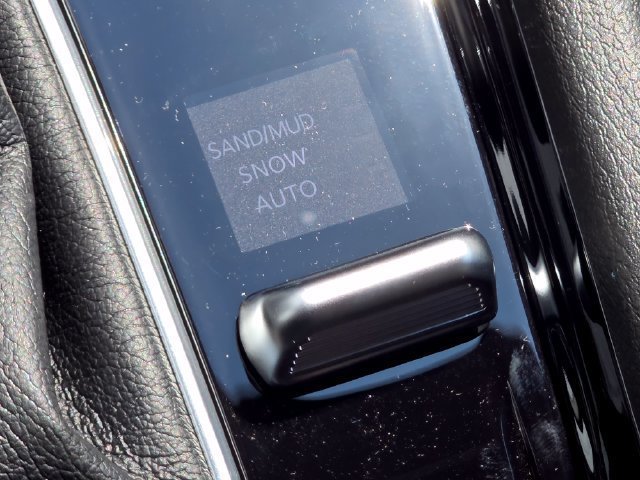 New 2026 Diamond Black Crystal Pearl-Coat Exterior Paint Jeep Limited image 18