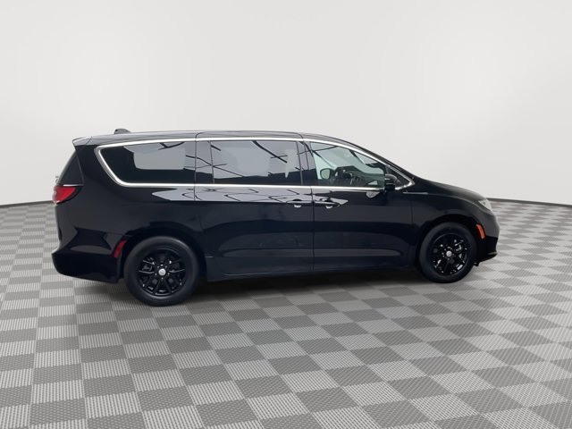 Used 2025 Diamond Black Crystal Pearlcoat Chrysler Select image 39