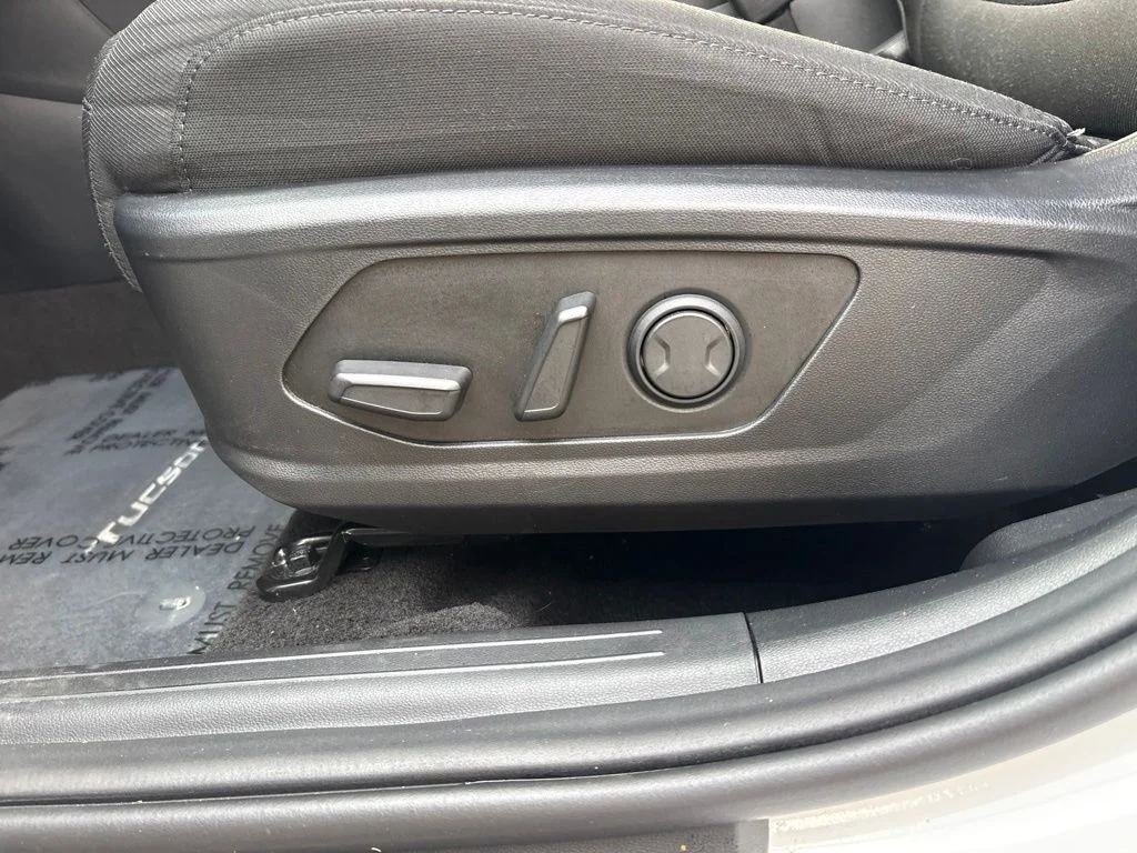 Used 2023 White Hyundai SEL image 16