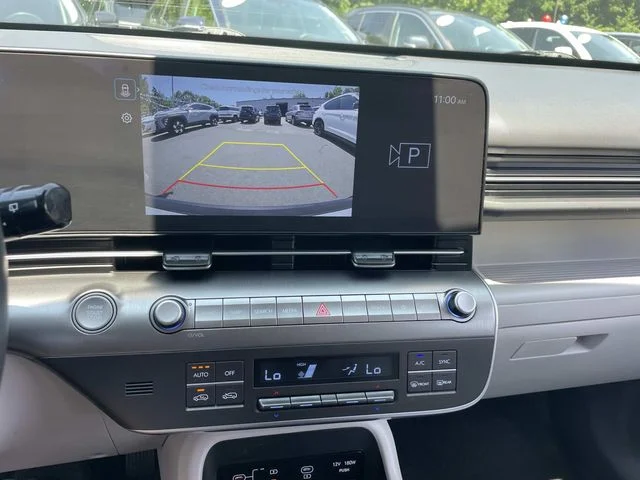 Used 2025 White Hyundai SEL image 27