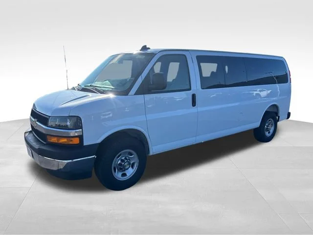 Used 2025 Summit White Chevrolet 1LT image 1