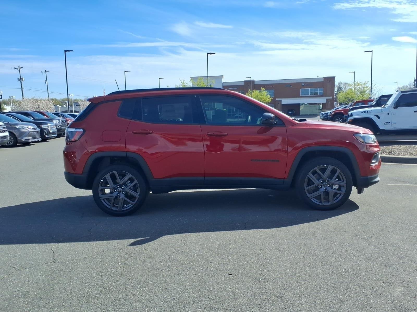 New 2026 Red Hot Pearl-Coat Exterior Paint Jeep Latitude Altitude image 10