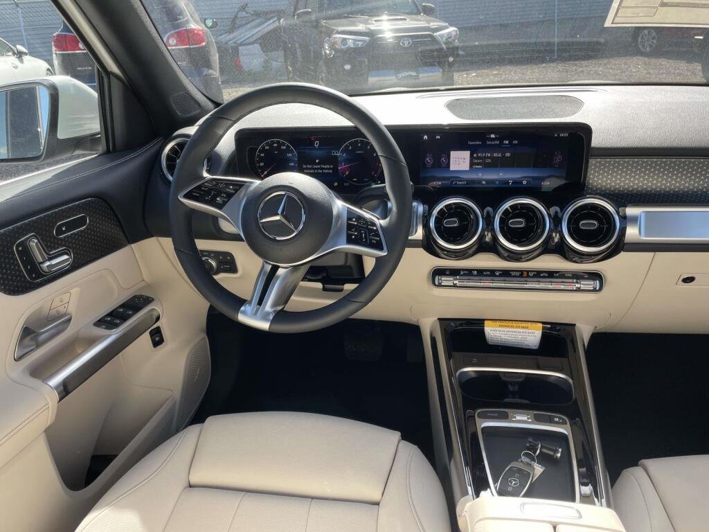 New 2026 Polar White Mercedes-Benz GLB 250 image 2
