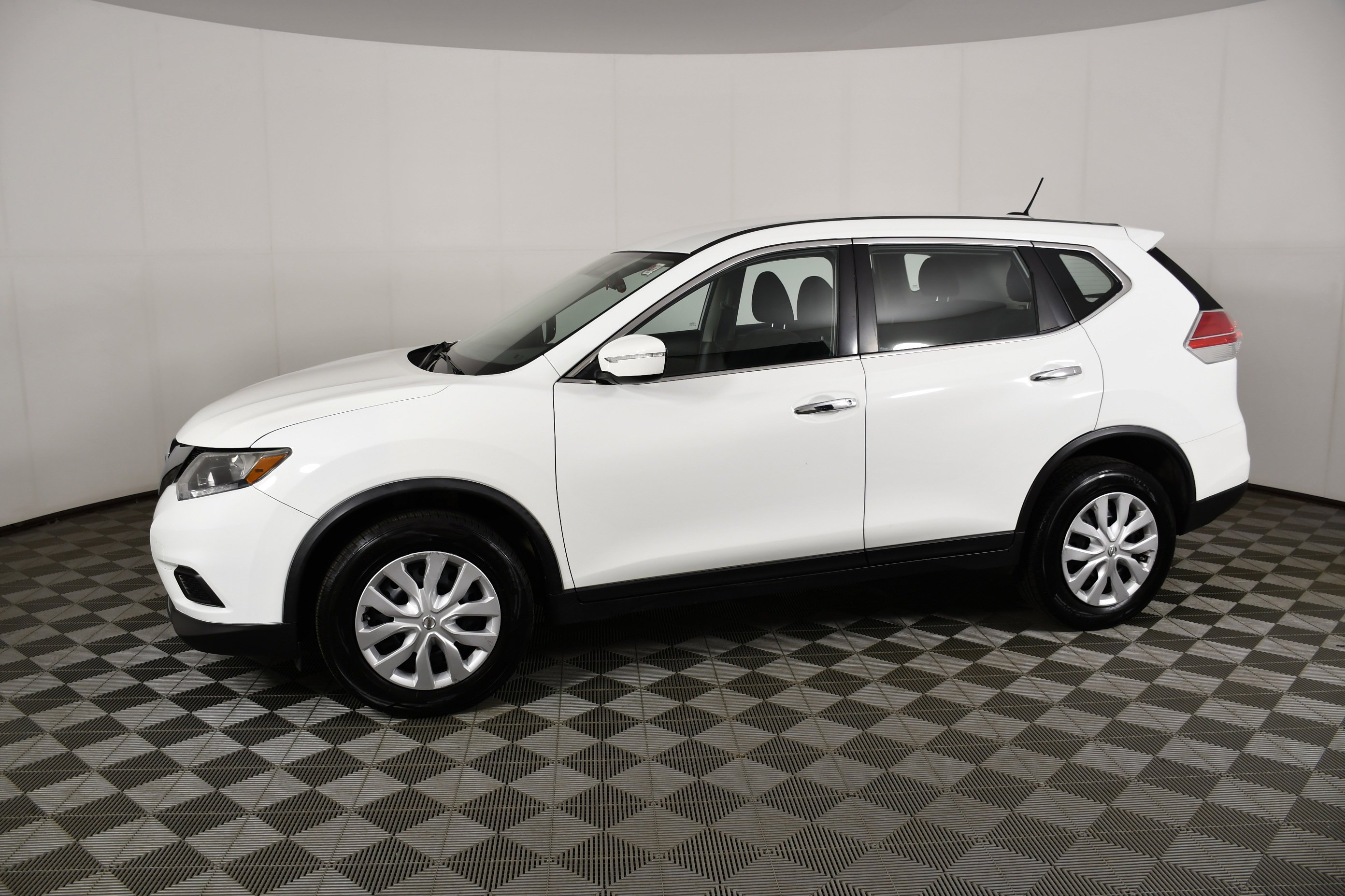 Used 2015 Glacier White Nissan S image 9