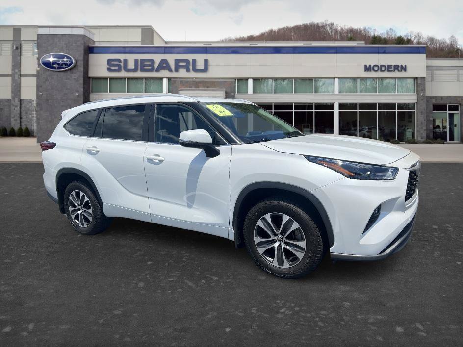 Used 2023 Pearl Toyota XLE image 3