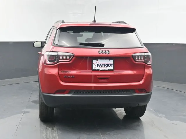 New 2026 Red Hot Pearl-Coat Exterior Paint Jeep Latitude image 4