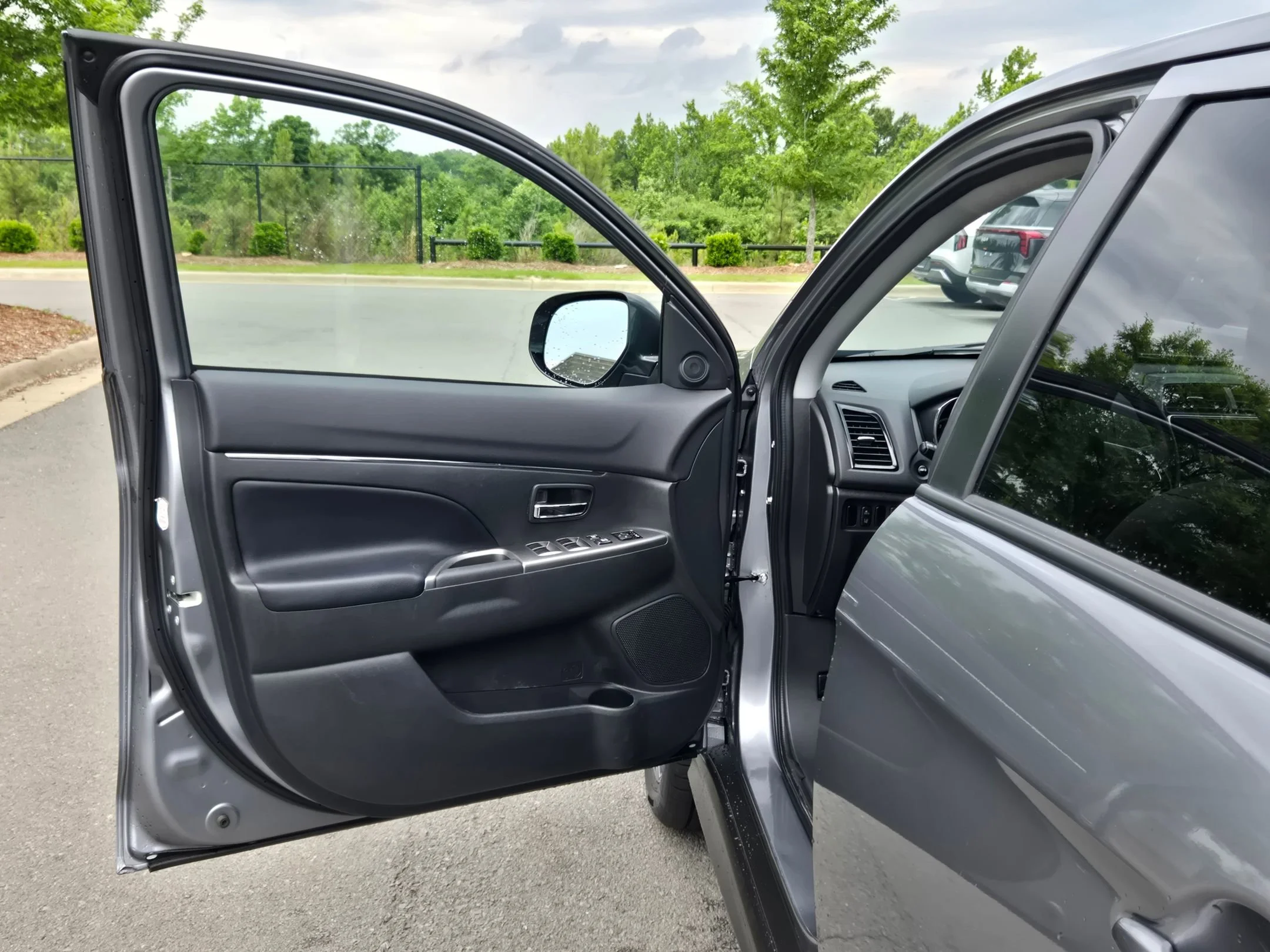 Used 2024  Mitsubishi SE image 20