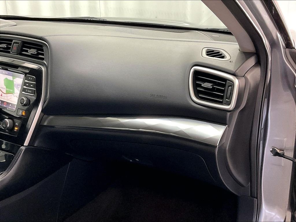 Used 2016 Gun Metallic Nissan SR image 13