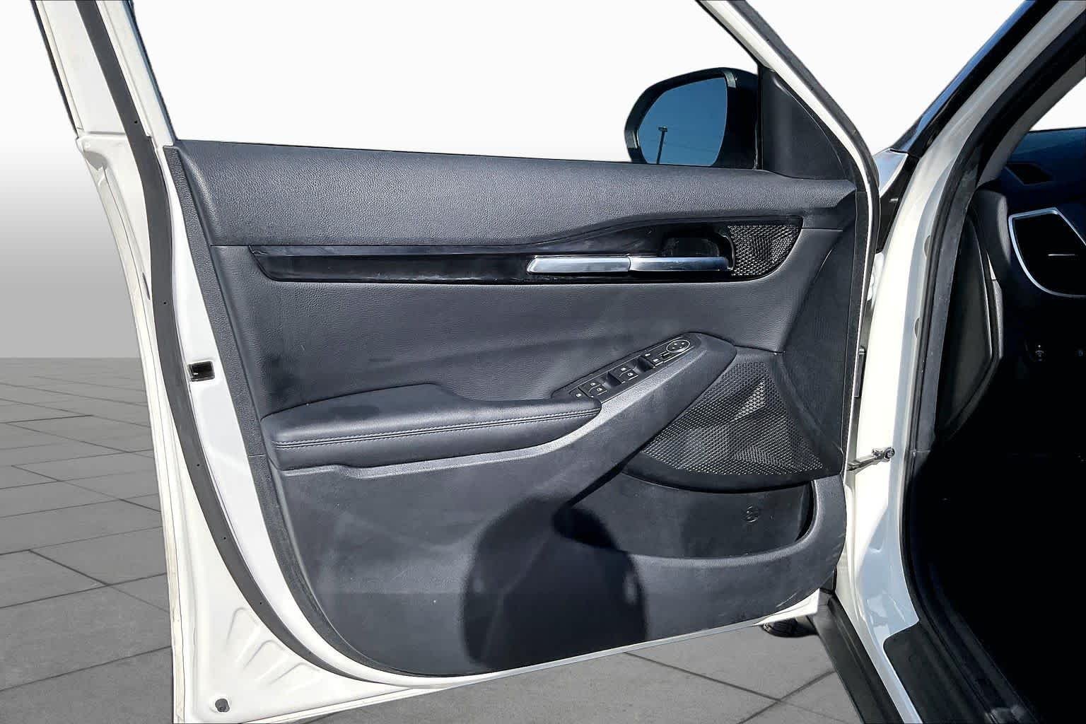 Used 2022 Clear White/Black Roof Kia S image 21