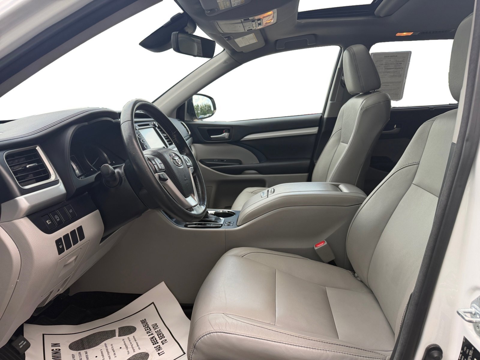 Used 2017 Blizzard Pearl Toyota XLE image 8