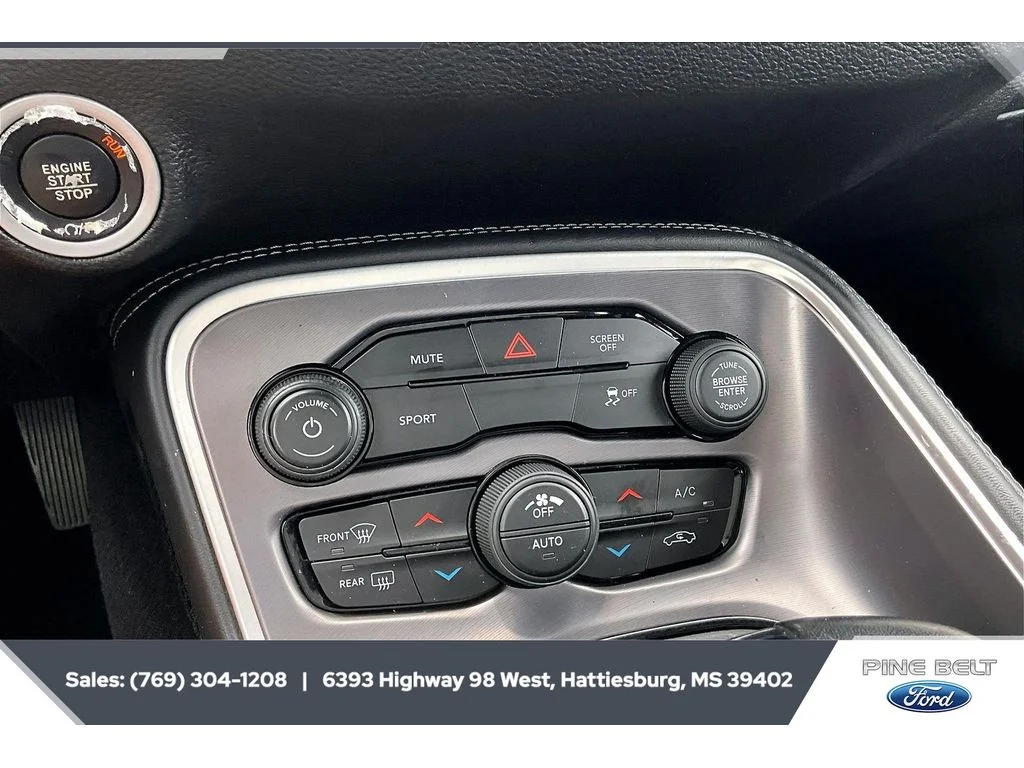 Used 2020 Pitch Black Clearcoat Dodge SXT image 21