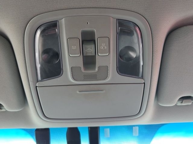 Used 2018 White Kia EX image 9