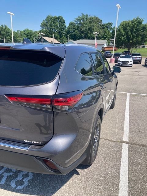 Used 2023 Gray Toyota XLE image 3