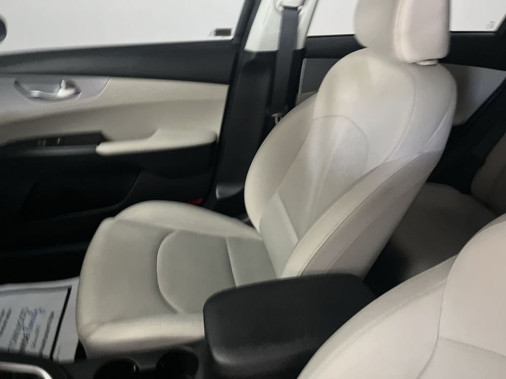 Used 2023 Black Kia LXS image 25