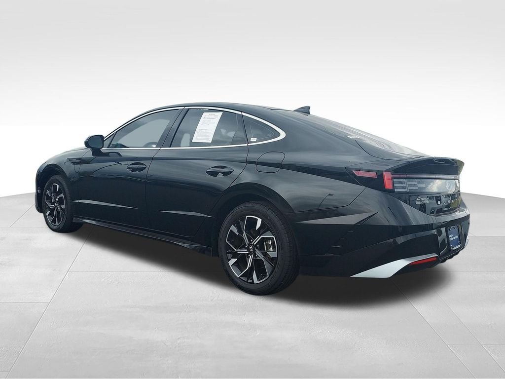 Used 2024 Black Hyundai SEL image 3