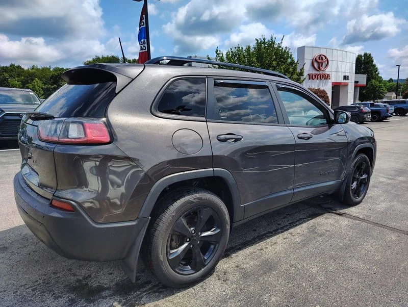 Used 2019 Gray Jeep Latitude Plus image 4