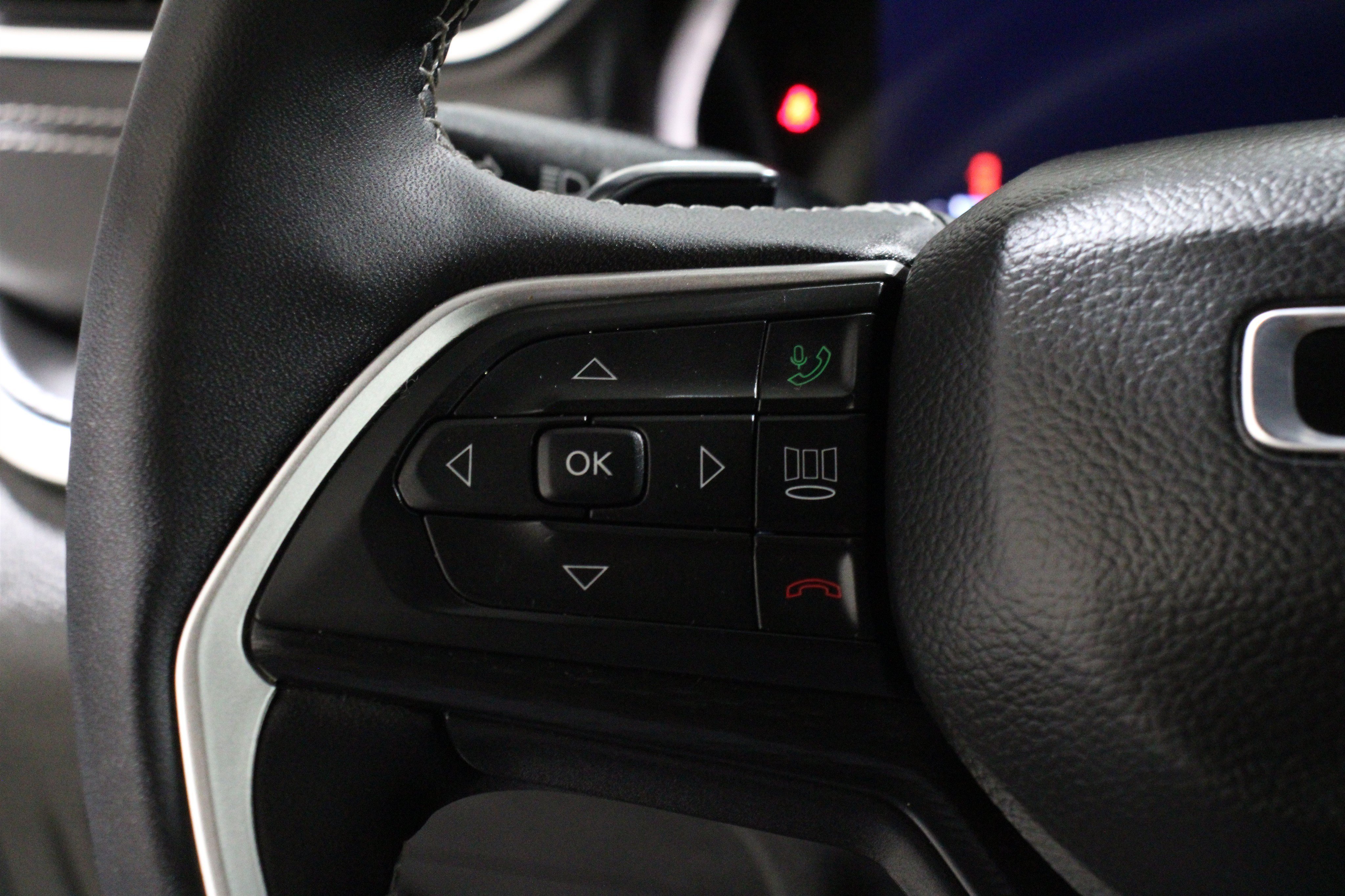 Used 2025 Silver Zynith Jeep Altitude image 9