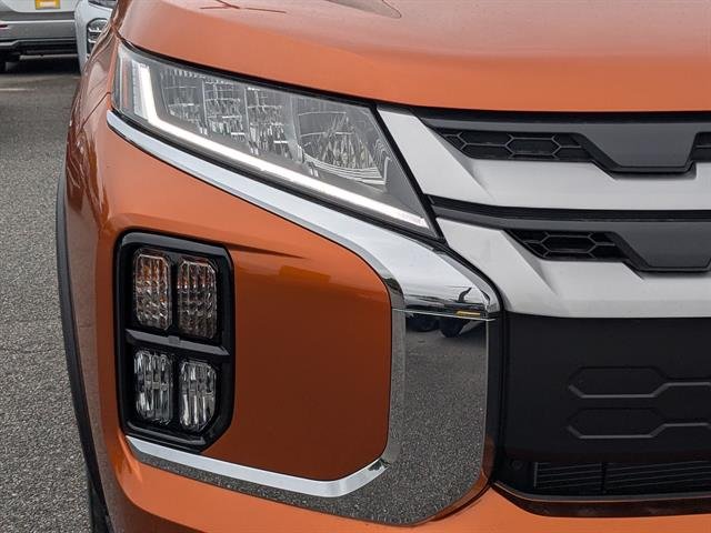 Used 2025  Mitsubishi SE image 9