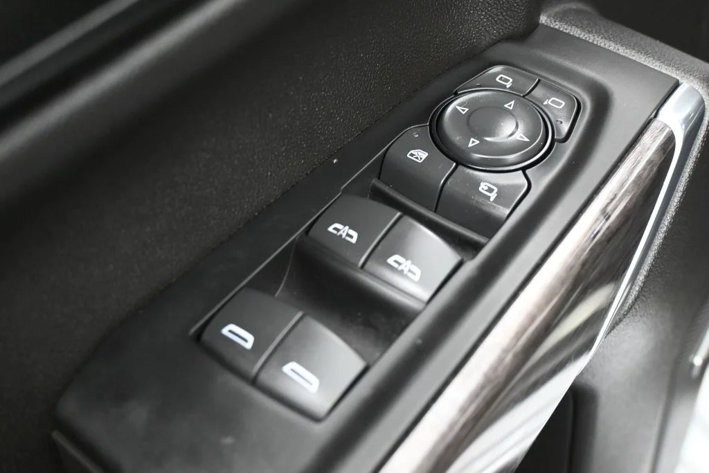 Used 2022 Iridescent Pearl Tricoat Chevrolet LTZ image 13