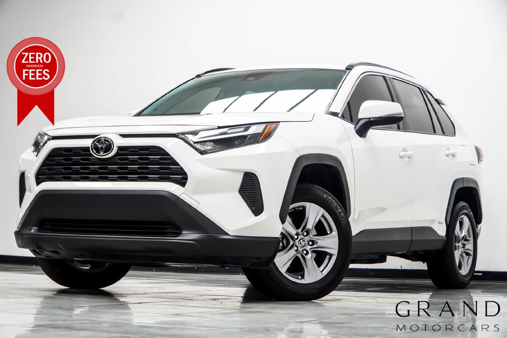 Used 2025 White Toyota XLE image 1