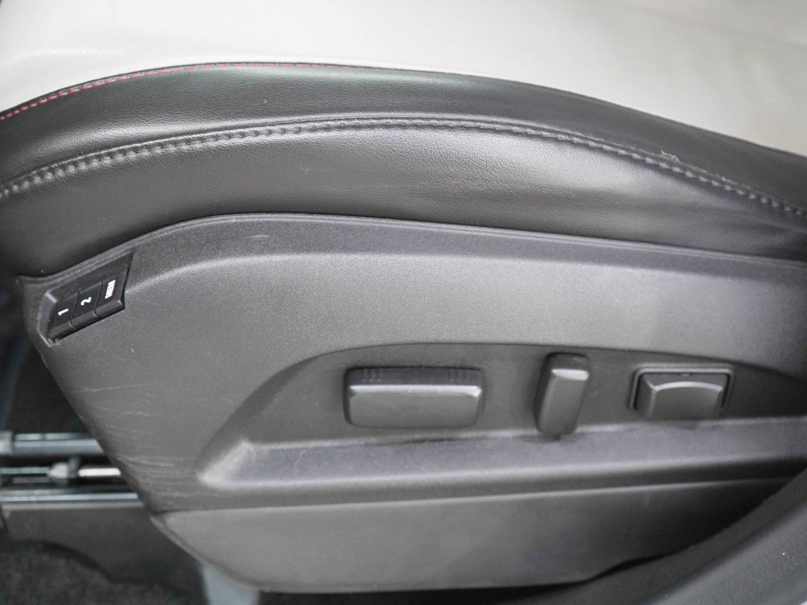 Used 2015 Silver Ice Metallic Chevrolet Ltz image 23