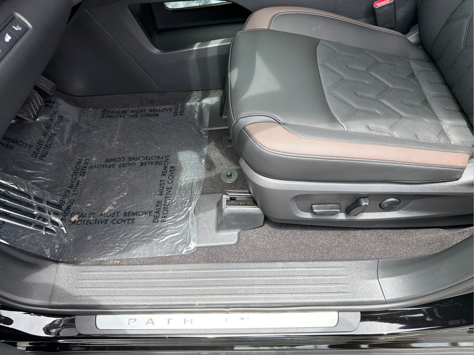New 2026 Black Nissan Platinum image 32